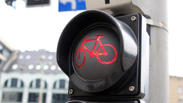 Czy rowerzysta może jechać ulicą, gdy obok ma ścieżkę rowerową?, Bartosz Senderek/archiwum