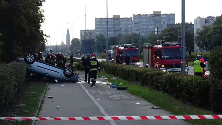 Groźny wypadek na Legnickiej. Samochód dachował, kierowca pijany, M.Jagiełło