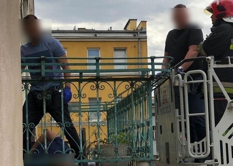 Chciał uciec przez balkon, trafił do szpitala [ZDJĘCIA], Materiały wrocławskiej policji