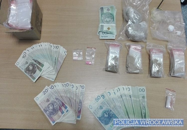 Wpadł diler z narkotykami o wartości ponad 44 tys. zł, Materiały wrocławskiej policji