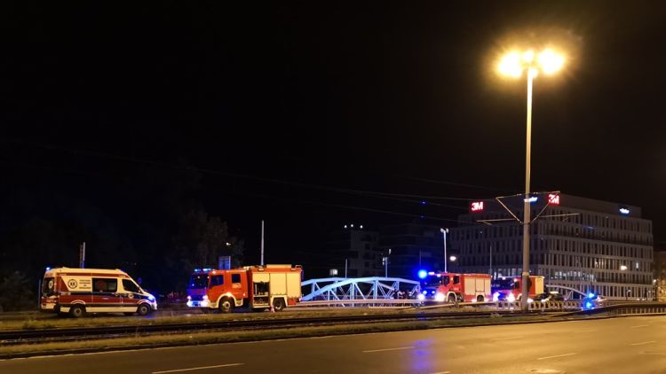 Nocna akcja na mostach Mieszczańskich. „Ktoś wpadł do wody”, 0