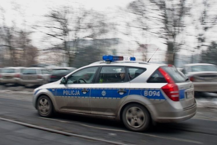 Wrocław: kierowca auta wjechał w przystanek, potrącił dwójkę dzieci i uciekł, 0