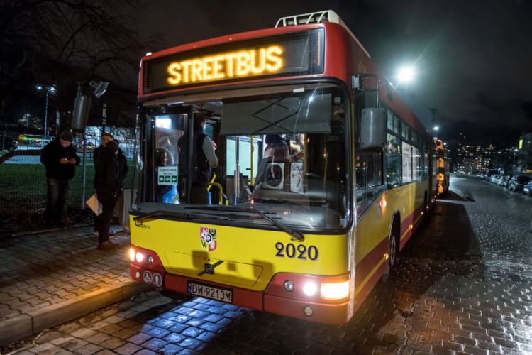 Streetbus dla bezdomnych zawieszony. Fundacja, która pomagała go prowadzić, zrezygnowała, MPK Wrocław