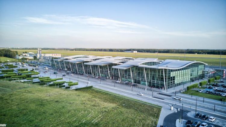 Wrocławskie lotnisko opustoszałe w czasie epidemii. Jak teraz funkcjonuje? [WYWIAD], Wiktor Woźniak