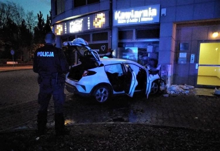 Pijany 24-latek wjechał w budynek. Dwie osoby ranne [ZDJĘCIA], Policja wrocławska