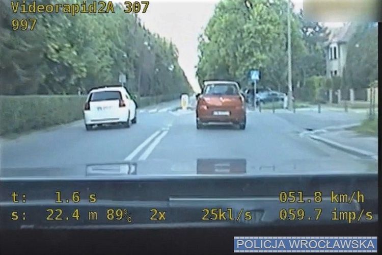 Tak spieszył się do dziewczyny, że aż tracił prawo jazdy [WIDEO], Policja wrocławska