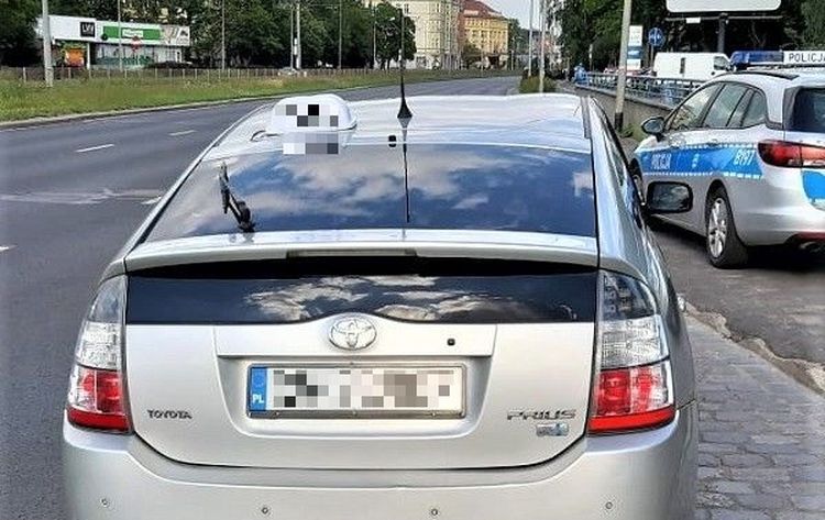 Taksówkarz jechał zbyt szybko Legnicką, a policjantom pokazał podrobione prawo jazdy, Policja wrocławska