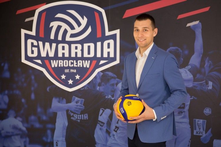 Błażej Szymeczko dalej we Wrocławiu. Środkowy przedłużył umowę z KFC Gwardią, materiały prasowe