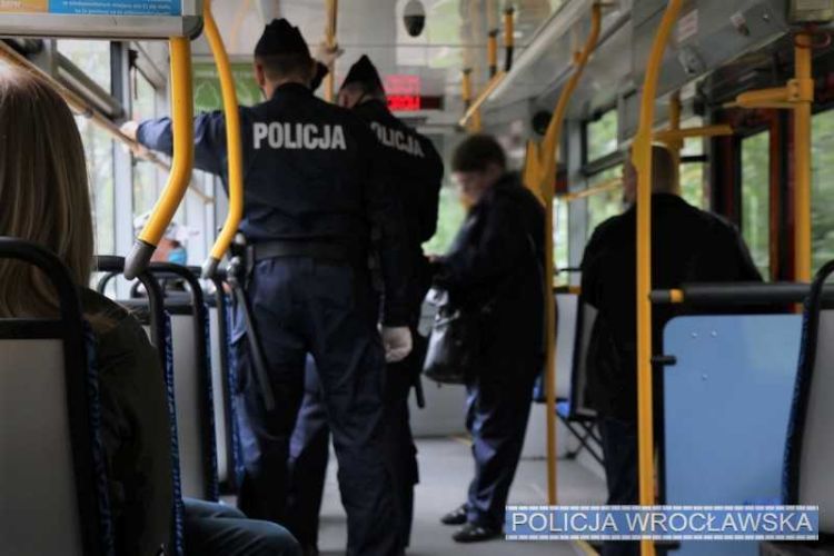 Koniec żartów! Policja kontroluje, czy nosimy maseczki w tramwajach, KMP we Wrocławiu