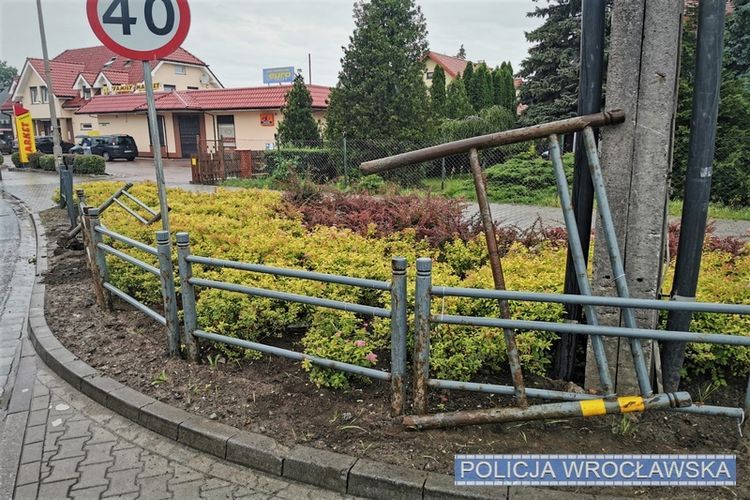 Na oczach policjantów wyrywał przydrożne barierki [WIDEO, ZDJĘCIA], Policja wrocławska
