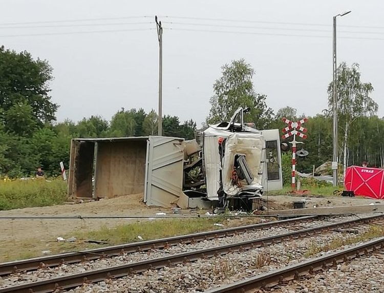 Ciężarówka zderzyła się z pociągiem. Kierowca nie żyje, Policja podkarpacka