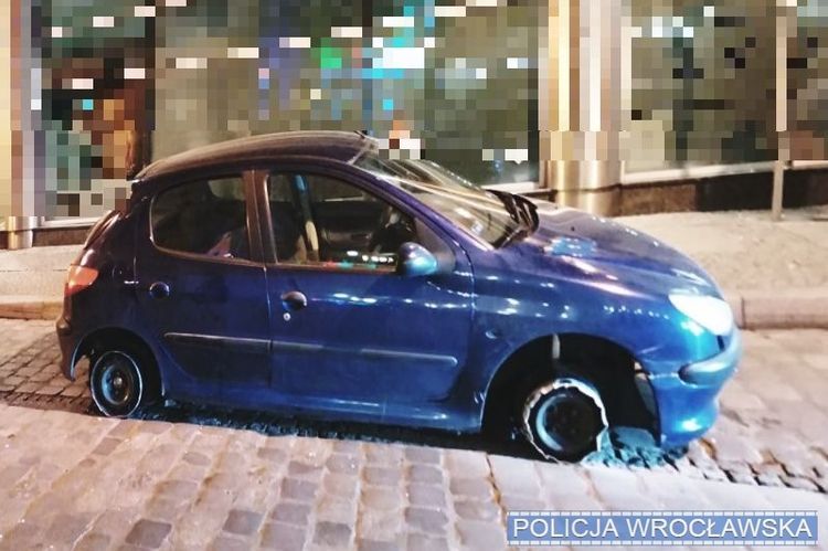 Pijany kierowca jechał przez centrum samochodem bez dwóch opon, Policja wrocławska