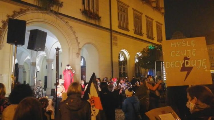 Wrocław: kobieta skopała logo Strajku Kobiet ze zniczy i kwiatów [WIDEO Z MONITORINGU], mh