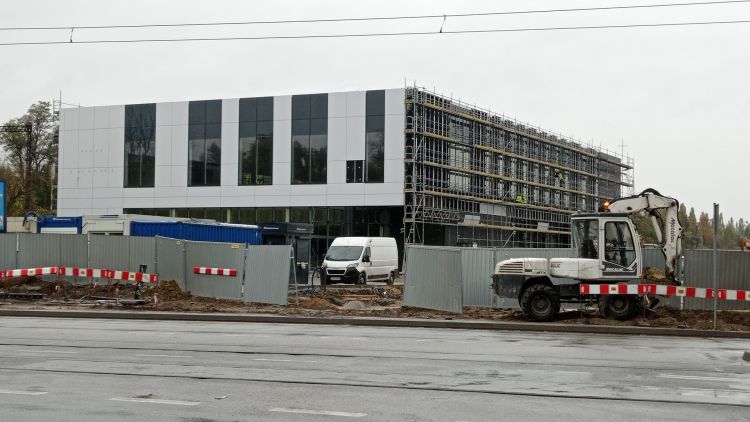 Budowa nowego supermarketu we Wrocławiu. Zostanie otwarty jeszcze w tym roku [ZDJĘCIA], bas