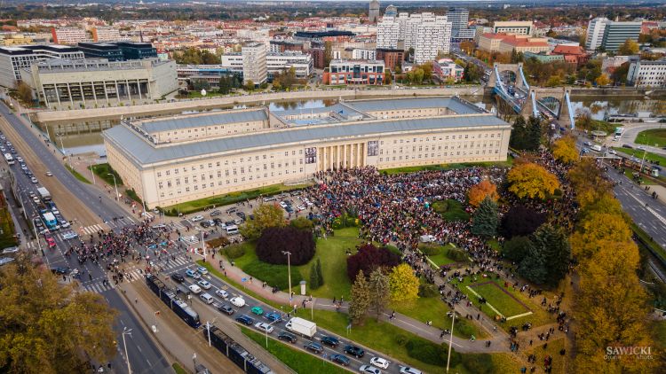 Wrocławski naukowiec: nie ma dowodów na istotny wpływ protestów na rozwój epidemii, Sawicki Drone Shots