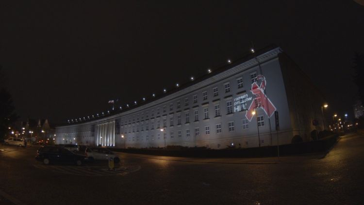 Wyświetlą czerwone kokardki na wrocławskich budynkach. Co to za symbol? [ZDJĘCIA], Materiały prasowe