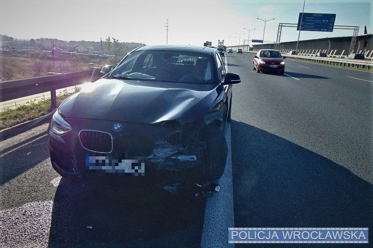 Pijany kierowca BMW uderzył w bariery na AOW i uciekł, Policja wrocławska