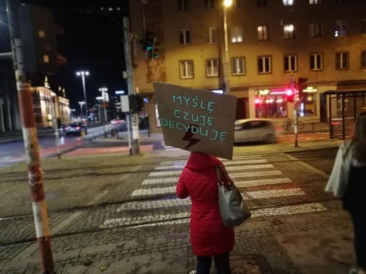 Ulicami Wrocławia przejdzie kartonowa procesja. Sobotnie protesty Strajku Kobiet, mh