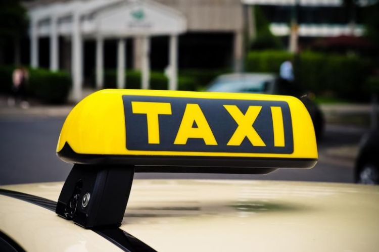 Taksówkarz znalazł biały proszek, spróbował, a później woził klientów. „Chciałem sprawdzić, czy dobre”, pixabay.com