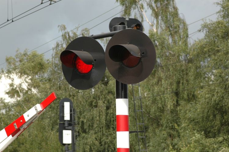 Remont przejazdu kolejowego i nowy zakaz zatrzymywania się. Utrudnienia w ruchu, pixabay.com
