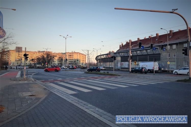 Kierowca Jeepa potrącił trzy osoby na przejściu dla pieszych, KMP Wrocław