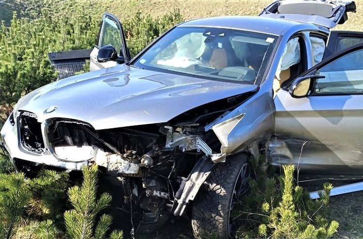 Wypadek na AOW. BMW spadło z nasypu [ZDJĘCIA], Policja wrocławska