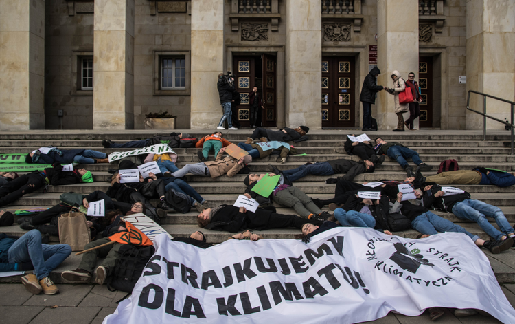 PRIMA APRILIS: Strajk klimatyczny odwołany. Aktywiści, zamiast leżeć na ulicy, pójdą posprzątać las, archiwum