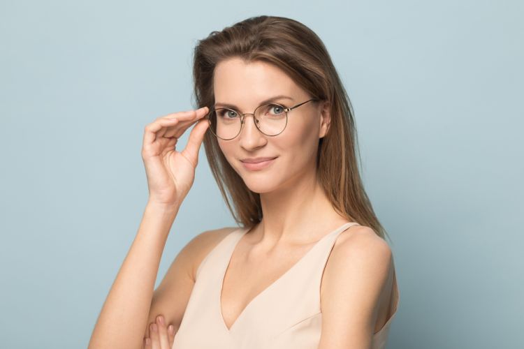 Co warto wiedzieć na temat okularów korekcyjnych?, fizkes / Shutterstock.com
