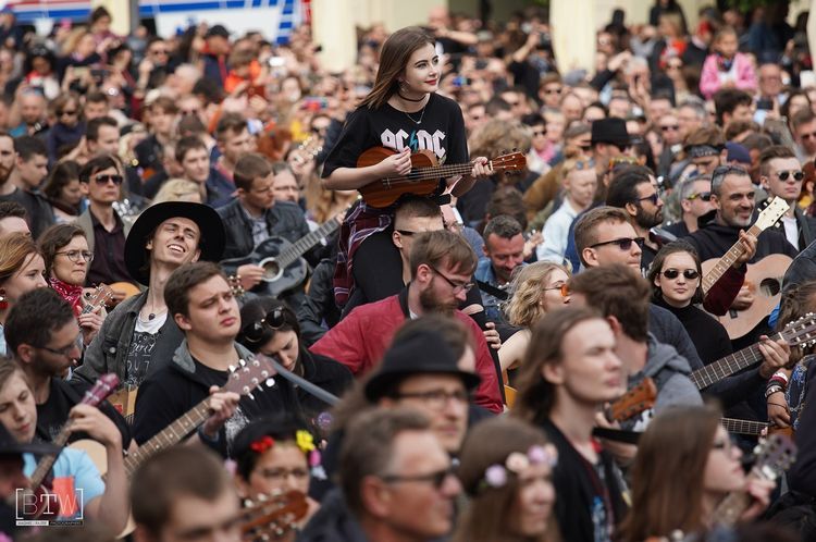 Leszek Cichoński zagra koncert w trakcie majówki. Na mieście pojawią się krasnale z gitarami, BTW Photographers