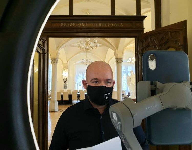 Opozycja wypomniała prezydentowi trwonienie pieniędzy na „filmiki do Internetu”, UM Wrocławia