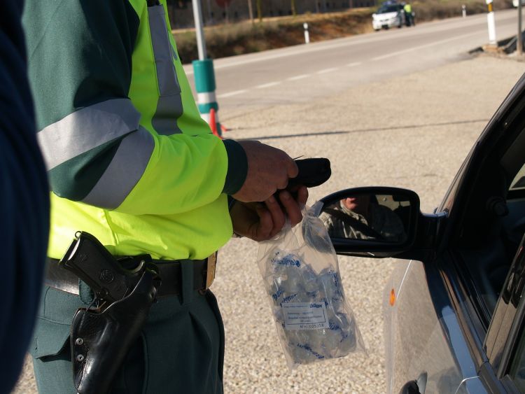 Kierowca spanikował na widok policjanta z alkomatem. Był trzeźwy, pixabay.com