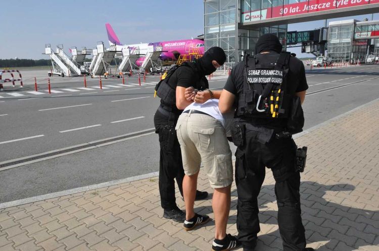 Poszukiwany przez Interpol cudzoziemiec zatrzymany na wrocławskim lotnisku, Nadodrzańska Straż Graniczna