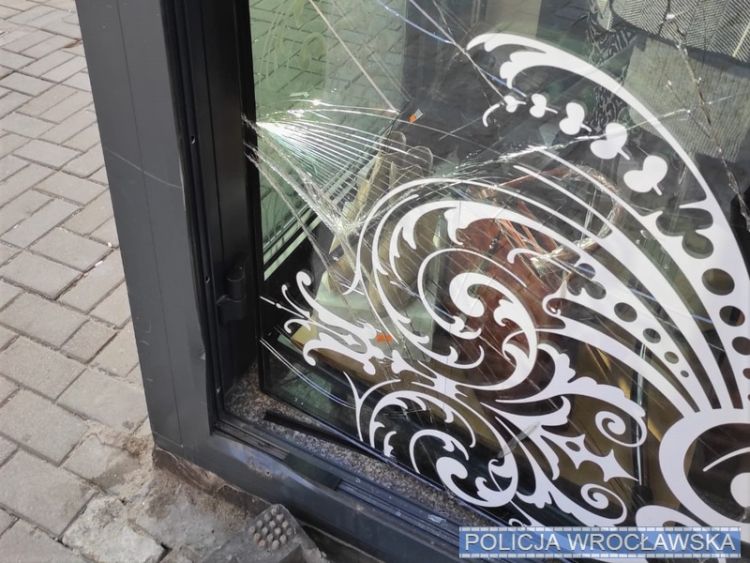 34-latek zdewastował salon sukien ślubnych na Nadodrzu, KMP we Wrocławiu