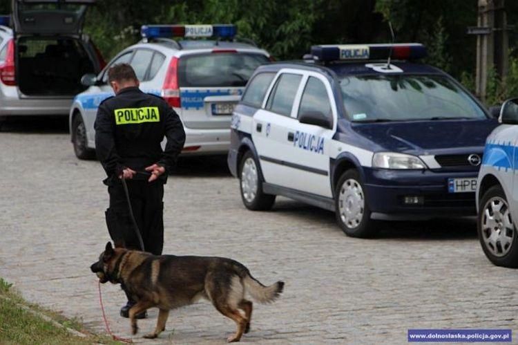 Wrocław: alarmy bombowe w kilkudziesięciu instytucjach. Ewakuowano siedem obiektów, Archiwum policji