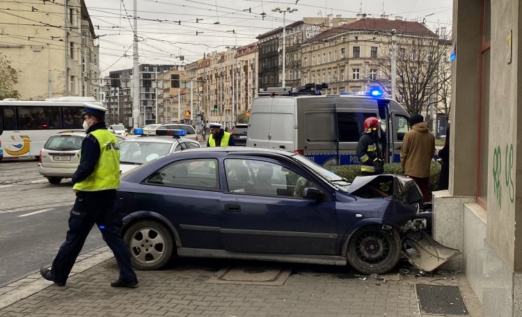 Wrocław: Wypadek na Pomorskiej. Auto uderzyło w kamienicę, pijany kierowca uciekł, 