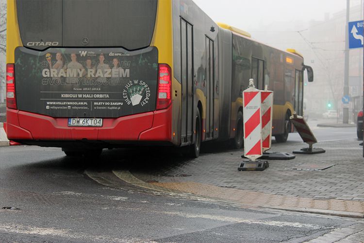 Wrocław: autobusy kursujące objazdem muszą wjeżdżać na chodnik, żeby skręcić [ZDJĘCIA], Jakub Jurek