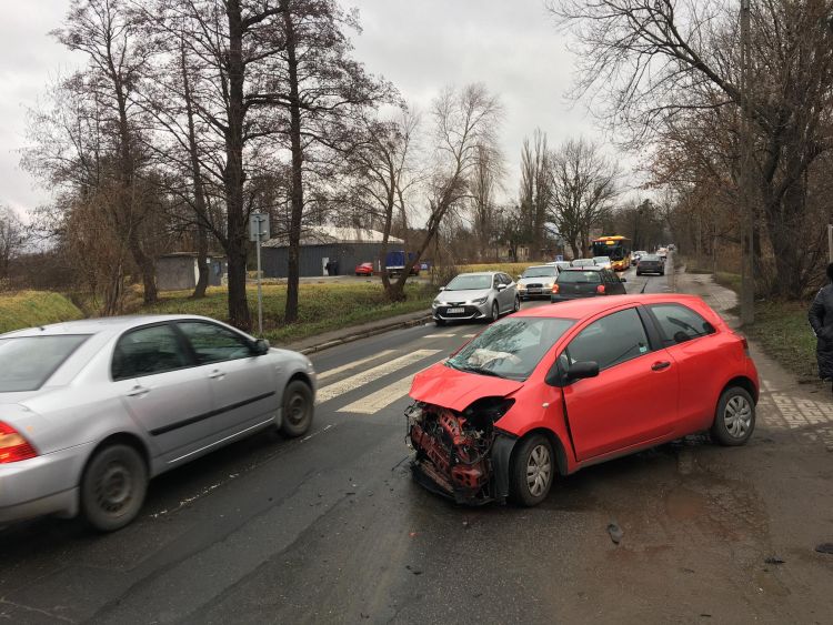Wrocław: wypadek na wjeździe do miasta. Kierowca toyoty wymusił pierwszeństwo, Uniwer Auto