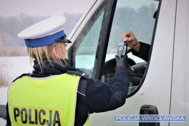 Wrocław: Pijany w sztok kierowca przyjechał na stację benzynową, KMP we Wrocławiu