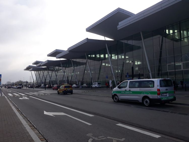 Wrocław: Cudzoziemcy zatrzymani na lotnisku. Jeden z nich musi opuścić Polskę, Nadodrzańska Straż Graniczna
