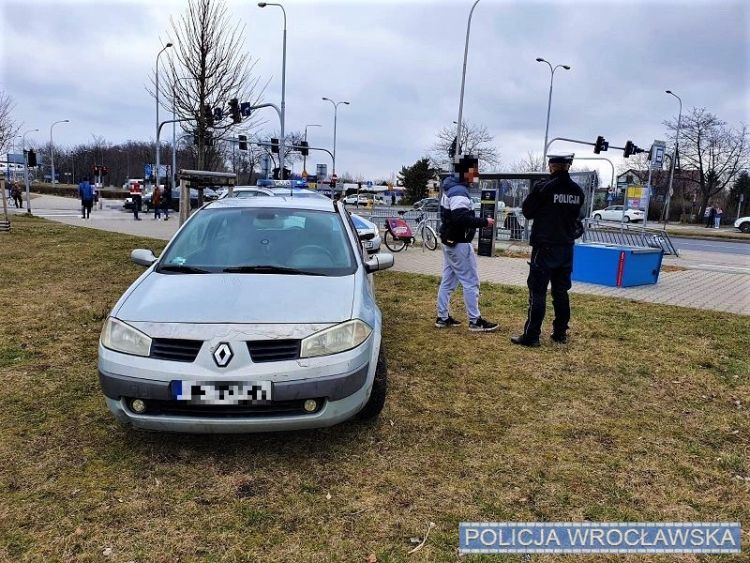 Wrocław: mężczyzna pomylił gaz z hamulcem i staranował chodnik [ZDJĘCIA], KMP Wrocław