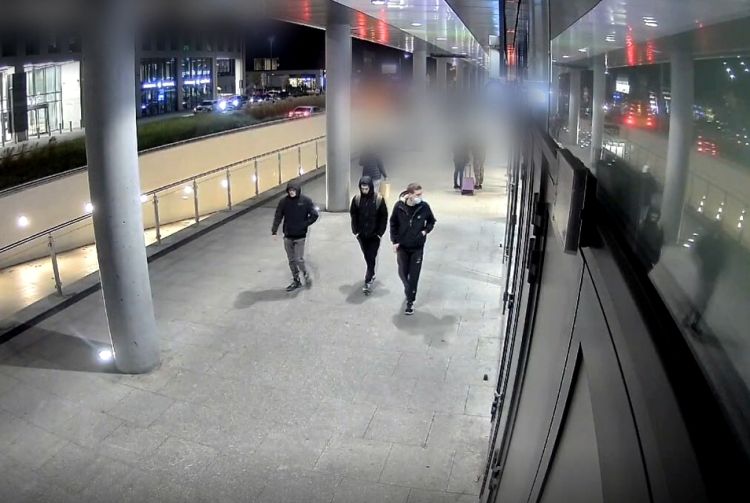 Policja szuka mężczyzn ze zdjęcia. Szli koło Wroclavii, 