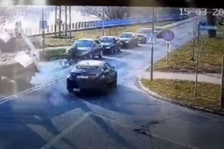Nastolatek wjechał rowerem wprost pod auto. Zobacz szokujący film, KPP Oława