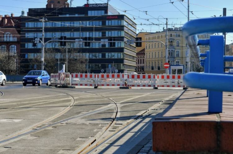Uwaga na duże zmiany w ruchu  na placu Jana Pawła II. Są objazdy, MPK Wrocław