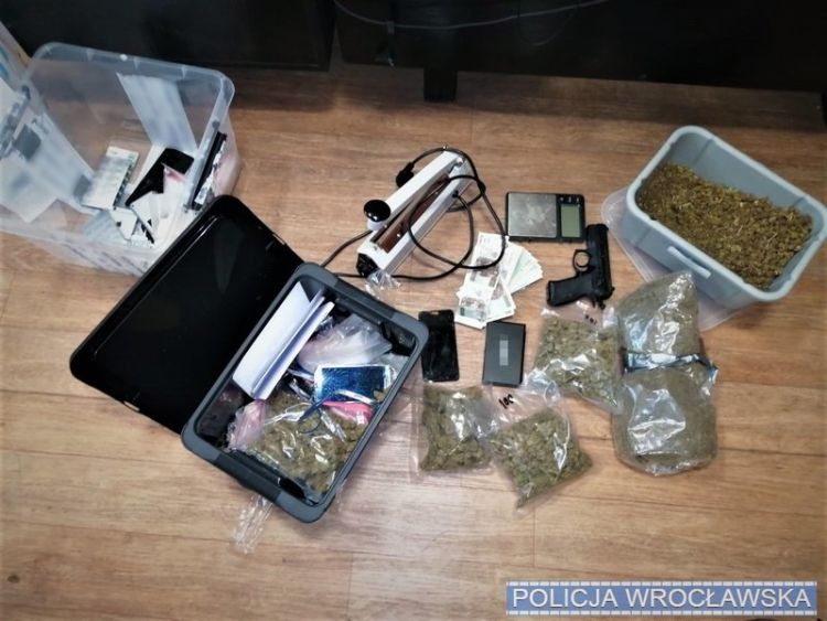 Wpadli handlarze narkotyków. W mieszkaniu znaleziono także pistolet i sporo gotówki, KMP Wrocław