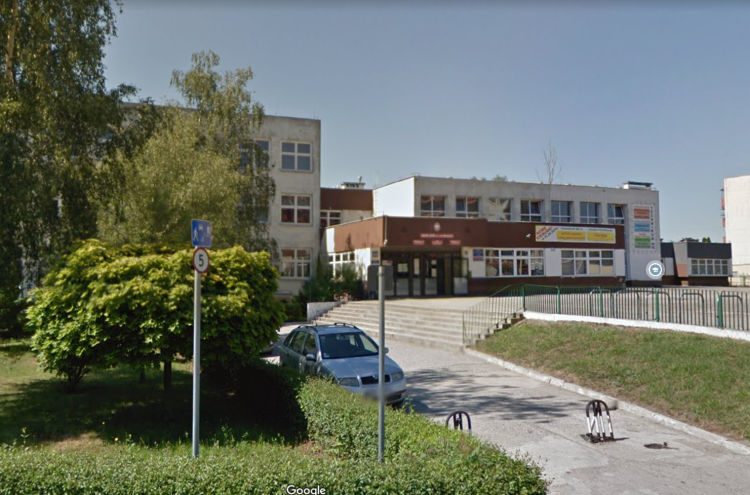 Wrocław: Mężczyzna celował z pistoletu do ludzi na szkolnym boisku, Google