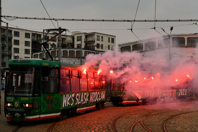Kibice Śląska Wrocław pomalowali tramwaj i odpalili w nim race [ZDJĘCIA], mat. pras.