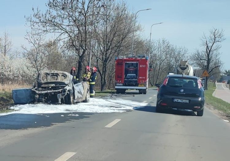 Wrocław: Pożar auta na ruchliwej ulicy. Utrudnienia w ruchu, Zdjęcia dzięki Pomoc Drogowa AUTO-HARD&PIEKARSKI PATROL