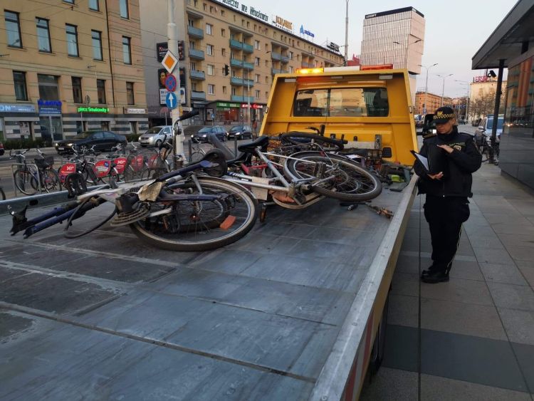 Rowerowe wraki znikają z ulic. Jednoślady można później wykupić z parkingu, Straż Miejska Wrocławia