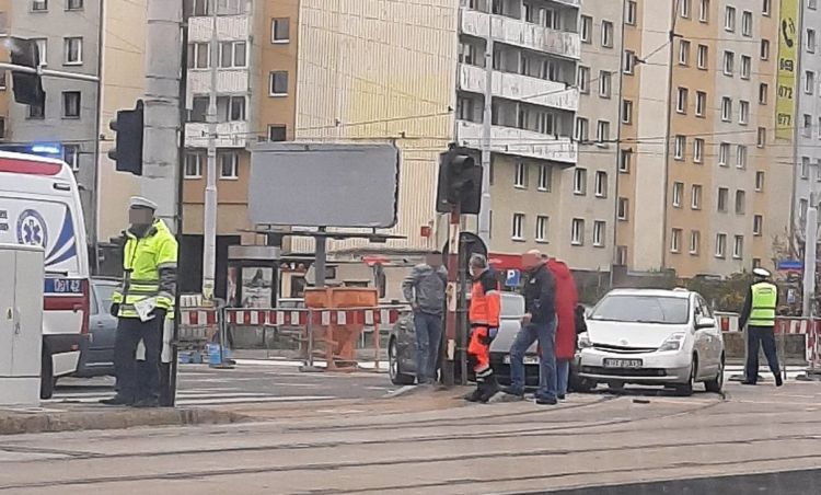 Wrocław: taksówka wjechała na czerwonym świetle i uderzyła w porsche. Kierowca i pasażer trafili do szpitala, Zdjęcia dzięki Pomoc Drogowa AUTO-HARD&PIEKARSKI PATROL