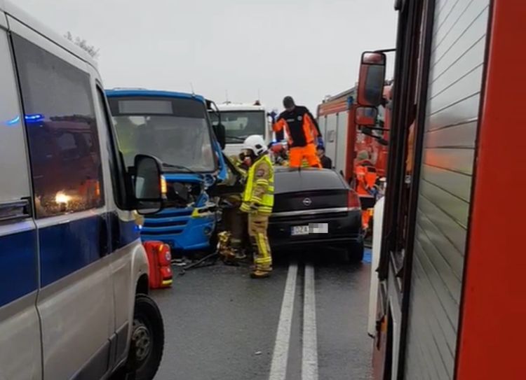 Poważny wypadek na trasie Wrocław-Strzelin. Autobus zderzył się z oplem, Mieczysław Bekisz